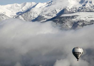 Vol en montgofière sur les Pyrénées