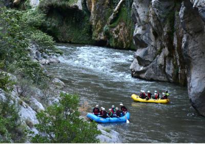 Family rafting in the Pyrenees