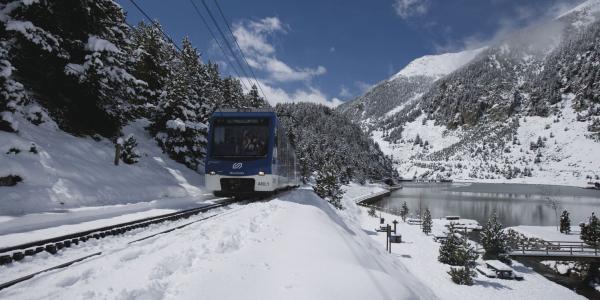 Vall de núria invierno nieve ferrocarril vista panoramica