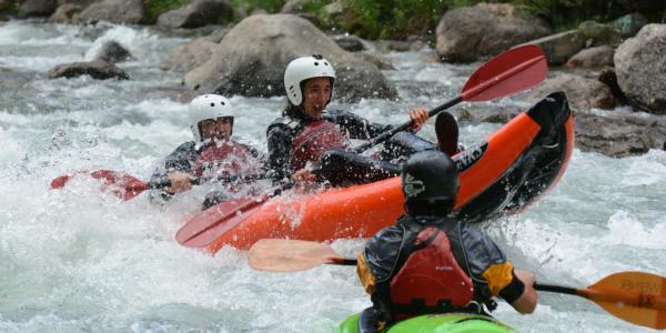 Descente en kayak gonflable dans les Pyrénées